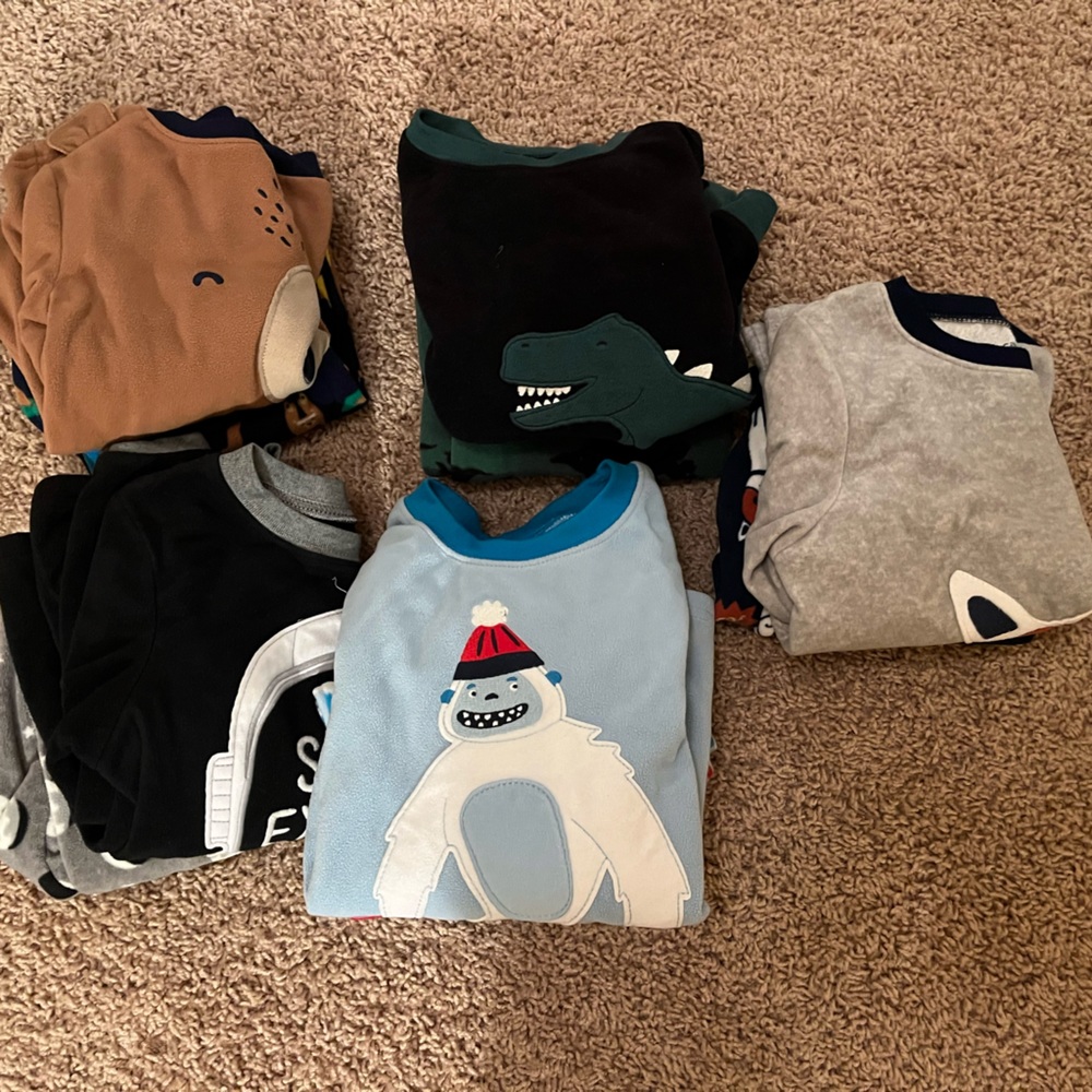 (5) Carter’s 5T matching pajama sets